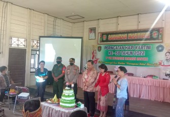 Pelda Hartoni hadiri peringatan Hari Kartini di aula kecamatan Sanaman Mantikei. Kamis (21/4/22)