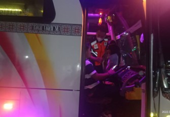 Petugas Dishub Kota Makassar cek kelaikan angkutan bus mudik lebaran di terminal Daya. Kamis (21/4/22)
