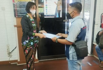 Kenakan baju adat dalam pelayanan, polwan Polda Jatim peringati hari Kartini. Kamis (21/4/22)