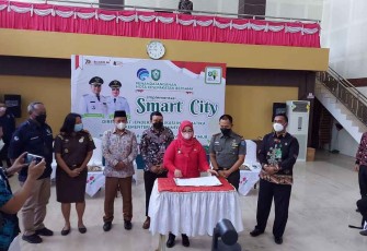 Dandim mendampingi wakil bupati Kotim (baju merah) tandatangani nota kesepahaman smart city. Kamis (21/4/22)