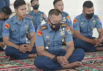 Danyonif 11 Marinir (depan) bersama seluruh prajurit laksanakan doa bersama. Kamis (21/4/22) 