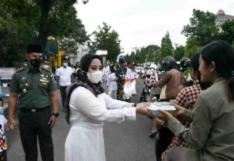 Ketua Persit Ponorogo turun langsung bagikan takjil, Kamis (21/4/22)