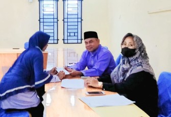 Pembagian BLT bagi masyarakat lansia oleh dinas sosial Kabupaten Bintan, Jumat (22/4/2022)