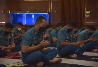 Pangkolinlamil berdoa bersama mengenang musibah KRI Nanggala 402. Kamis (21/4/22)