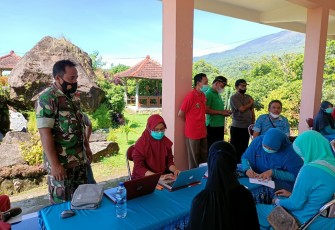 Babinsa Kendal pantau penyaluran BLT-DD di des Karanggupito