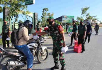 Antusias warga mendapatkan takjil dari Kodim 0913/PPU. Jum'at (22/4/2022)