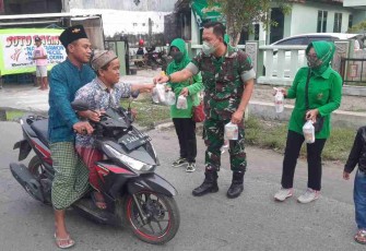 Danramil Gudo terjun langsung bagikan takjil. Jum'at (22/4/2022)