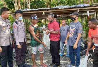 Penyerahan bibit babi untuk warga suku Hubla. Jum'at (22/4/2022)