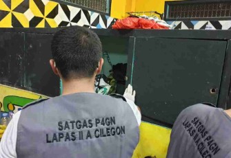 Petugas geledah lemari pakaian warga binaan pemasyarakatan, Jum'at (22/4/2022)
