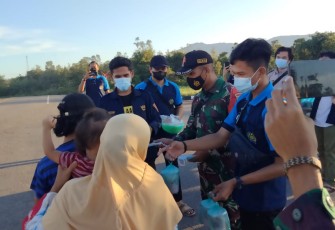 Berbagi takjil bersama instansi terkait di perbatasan. Sabtu (23/4/2022)