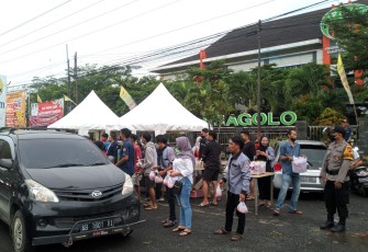 Karang Taruna Margorejo berbagi takjil didepan pasar Pragola 