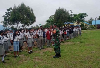 Babinsa latih PBB siswa SMK SW Risaduma. Sabtu (23/4/2022)