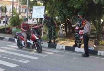 Sinergi TNI-Polri bagikan takjil gratis di wilayah Penajam. Sabtu (23/4/2022)