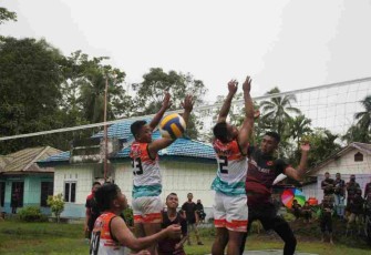 Smash keras tim voli Yonif 11 gagal di blok lawan. Sabtu (23/4/2022)