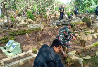 Gotong royong bersihkan areal TPU bersama warga binaan. Minggu (24/4/2022)