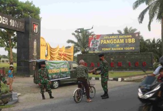 Prajurit Yonif 100/PS bagikan takjil di depan Mako. Minggu (24/4/2022).