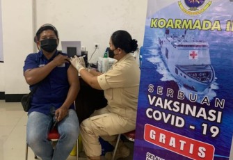 Vaksinator Dinkes Koarmada III cekatan vaksinasi warga. Senin (25/4/2022)