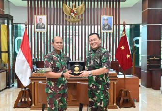 Danpuspenerbal (kanan) saat berpamitan dengan Pangdam V Brawijaya dan bertukar cenderamata. Senin (25/4/2022) 