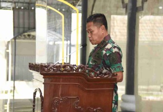 Wadan Kodiklatal membacakan sambutan tertulis Dankodiklatal dalam peringatan Nuzulul Qur'an. Senin (25/4/2022)