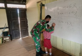 Anggota satgas Yonif 144/JY berikan materi matematika ke siswa. Senin (25/4/2022)