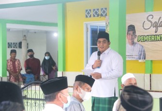 Plt Bupati Bintan, Roby Kurniawan, saat safari ramadhan di Kelurahan Tembeling, Bintan, Senin (25/4/2022)  