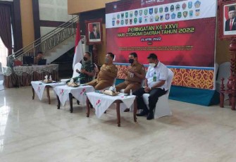 Dandim Sampit hadiri peringatan hari otonomi daerah secara virtual di rumah jabatan Bupati Kotim. Senin (25/4/2022)