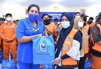 Ketum Jalasenastri Ny. Vero Yudo Margono ketika memberikan sembako untuk anggota PPSU