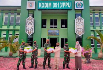 Dandim 0913/PPU (tengah) berikan bingkisan lebaran ke prajurit dan PNS. Senin (25/4/2022)