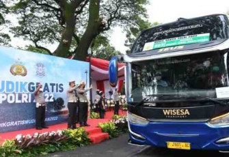 Kakorlantas Polri Irjen Firman Shantyabudi melepas rombongan mudik gratis. Selasa (26/4/2022) 