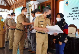 Bupati Haryanto menyerahkan bantuan untuk Nakes dan disabilitas 