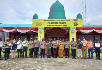 Dandim Sampit (tengah) sesi foto bersama dengan Kapolda Kalteng. Senin (25/4/2022) 