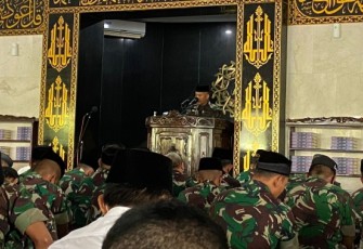 Aslog Kodam Hasanuddin bacakan amanat Pangdam dalam peringatan Nuzulul Qur'an. Selasa (26/4/2022)