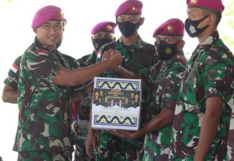 Danyonmarhanlan X berikan bingkisan lebaran untuk prajuritnya. Selasa (26/4/2022)