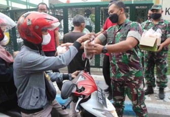 Dandim Tulungagung turun langsung bagikan takjil. Selasa (26/4/2022)