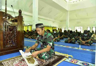 Prajurit Koarmada III melaksanakan doa bersama. Selasa (26/4/2022)