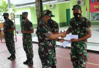 Prajurit dan ASN Kodim 1015/Sampit terima bingkisan lebaran dan THR satuan. Selasa (26/4/2022)