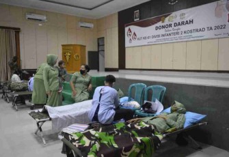 Donor darah sambut HUT ke 61 DIvif 2 Kostrad di Yonarmed 12 Kostrad Ngawi. Senin (25/4/2022)