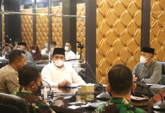 Plt Bupati Bintan bersama OPD dan FKPD, Camat dan Lurah dalam pembahasan takbir keliling, Selasa (26/4/2022) (foto: Humas)