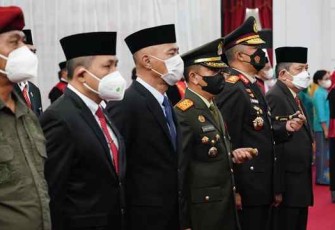 Danrem 091/ASN (seragam hijau) menghadiri wisuda purnabakti Ketua Pengadilan Tinggi Kaltim di pendopo Odah Etam, Kompleks kantor Gubernur Kaltim.Selasa (26/4/2022)