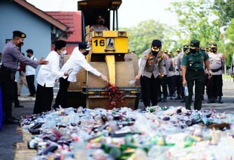 Pemusnahan miras di stadion joyokusumo Pati
