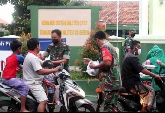 Suasana pembagian takjil di depan Koramil 08/Gebog Kudus