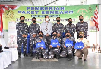 Momen prajurit Kolinlamil jelang cuti bersama mendapatkan sembako. Rabu (27/4/2022)