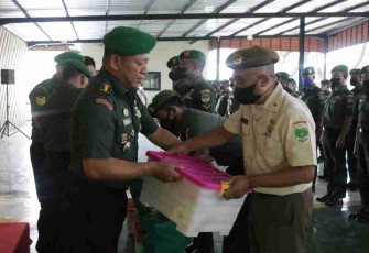Kasrem 052/Wkr saat memberikan bingkisan lebaran. Rabu (27/4/2022)