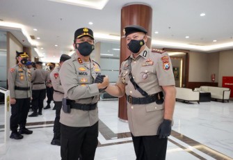 Kapolda Jatim memberikan selamat usai acara sertijab. Rabu (27/4/2022)