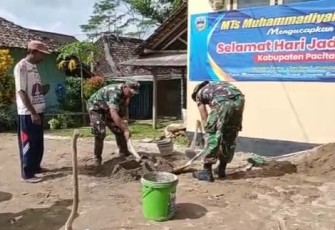 Bahu membahu bersama masyarakat pasang paving blok. Rabu (27/4/2022)