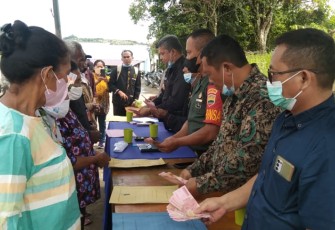 Pendampingan Babinsa dalam penyaluran BLT-DD di wilayah. Rabu (27/4/2022) 