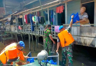Prajurit Denpom VI/Samarinda menyusuri bantaran sungai Mahakam bagikan sembako.Rabu (27/4/2022)