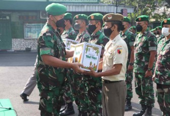 Dandim Tulungagung serahkan bingkisan Kasad ke Prajurit dan PNS. Rabu (27/4/2022)