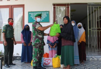 Kapten Inf Asep Trisman serahkan bingkisan lebaran ke panti asuhan harapan bunda. Rabu (27/4/2022)