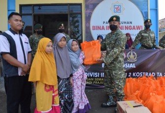 Danyonarmed 12 Kostrad berbagi bingkisan sembako ke panti asuhan Bina Insani. Rabu (27/4/2022)